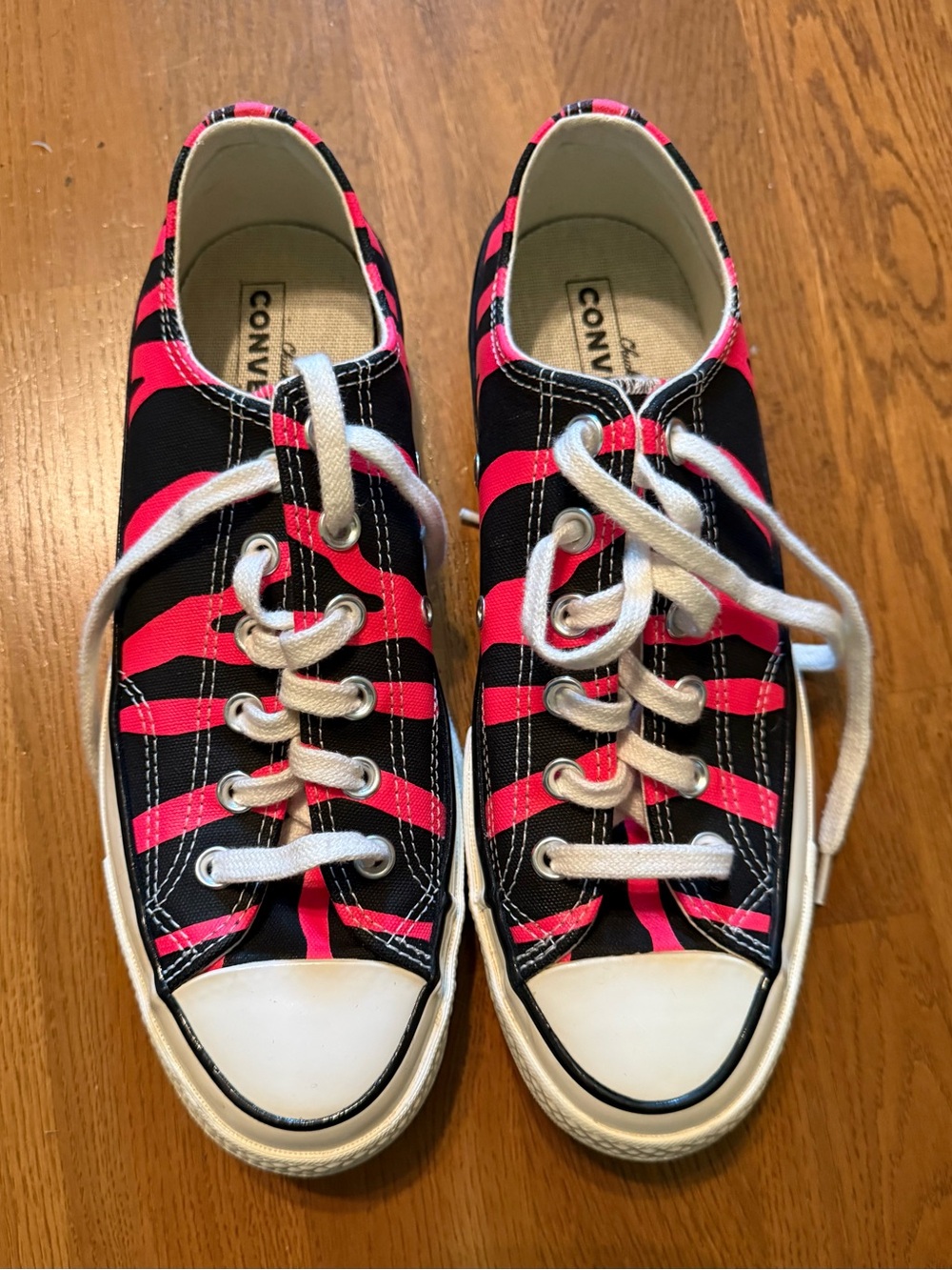 Converse Low Top Sneakers in Black & Hot Pink Zebra size 9 women’s